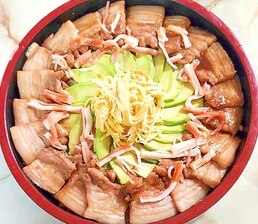 豚バラとアボカドのちらし寿司風
